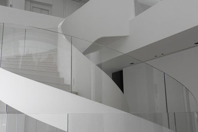 マドリードにあるラグジュアリーな巨大なコンテンポラリースタイルのおしゃれならせん階段の写真