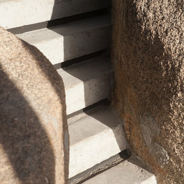 Escalera de jardín entre piedras
