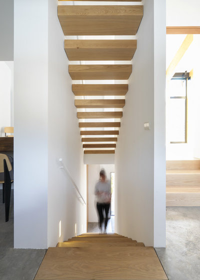 Contemporary Staircase by La Reina Obrera - Arquitectura e Interiorismo