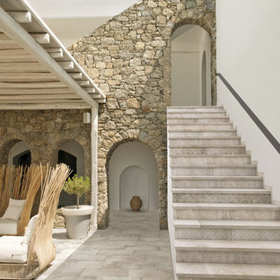 Foto de escalera exterior, mediterránea, de tamaño medio, con escalones con baldosas y contrahuellas con baldosas y/o azulejos
