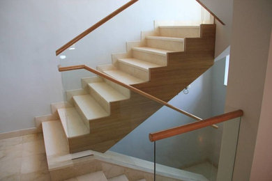 Diseño de escalera en U clásica renovada de tamaño medio con escalones con baldosas y contrahuellas con baldosas y/o azulejos