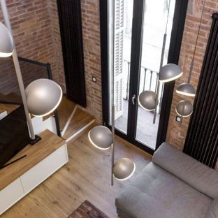 Immagine di una piccola scala a "L" industriale con pedata in legno e pareti in mattoni