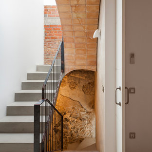 Imagen de escalera en U, mediterránea, de tamaño medio, con escalones de hormigón y contrahuellas de hormigón
