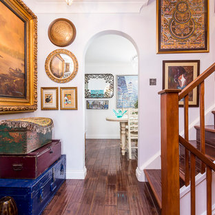 Diseño de escalera bohemia con escalones de madera, contrahuellas de madera y barandilla de madera