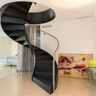 Foto de escalera curva, actual, de tamaño medio, con barandilla de metal