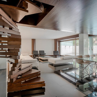 Foto de escalera de caracol, actual, con escalones de madera y contrahuellas de madera