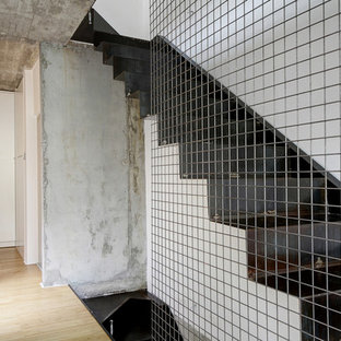 Modelo de escalera en L, moderna, con escalones de metal y contrahuellas de metal