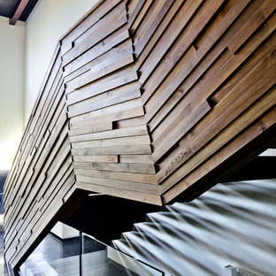 Idées déco pour un grand escalier flottant scandinave avec des marches en bois et un garde-corps en bois.