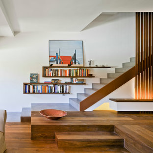 Modelo de escalera recta, minimalista, grande, con escalones de hormigón y contrahuellas de hormigón