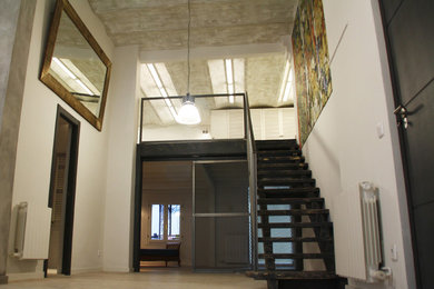 Imagen de escalera recta contemporánea de tamaño medio sin contrahuella con escalones de madera pintada