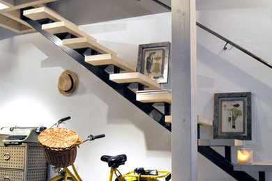 Diseño de escalera recta industrial de tamaño medio sin contrahuella con escalones de madera