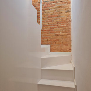 Cette image montre un escalier méditerranéen en U avec un mur en parement de brique.