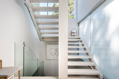 Свежая идея для дизайна: п-образная лестница среднего размера в стиле модернизм без подступенок - отличное фото интерьера