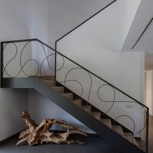 Modelo de escalera moderna con barandilla de metal