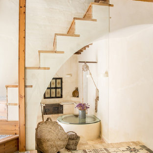 Ejemplo de escalera recta, mediterránea, con escalones de madera y contrahuellas de madera