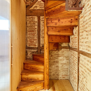 Diseño de escalera de caracol, mediterránea, con escalones de madera y contrahuellas de madera