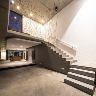 Modelo de escalera en L, moderna, con escalones de hormigón y contrahuellas de hormigón
