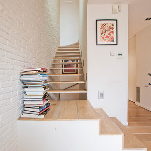 Foto de escalera en L, contemporánea, sin contrahuella, con escalones de madera