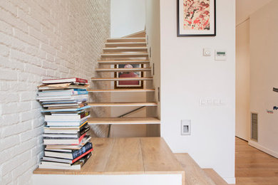 Foto de escalera en L contemporánea sin contrahuella con escalones de madera