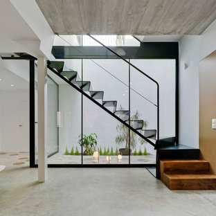 Imagen de escalera en L, moderna, de tamaño medio, con escalones de metal, contrahuellas de metal y barandilla de metal