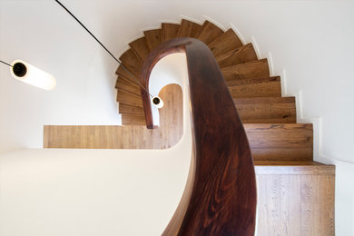 Diseño de escalera en U escandinava de tamaño medio con escalones de madera y contrahuellas de madera
