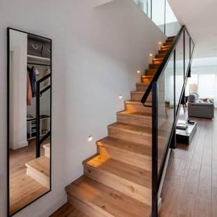 Diseño de escalera recta, contemporánea, de tamaño medio, con escalones de madera, contrahuellas de madera y barandilla de varios materiales