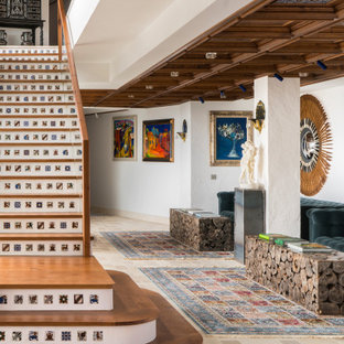 Modelo de escalera recta, mediterránea, grande, con escalones de madera, contrahuellas con baldosas y/o azulejos y barandilla de varios materiales