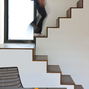 Exemple d'un escalier tendance en U avec des marches en bois et des contremarches en bois.