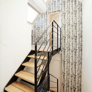 Cette image montre un escalier sans contremarche droit nordique de taille moyenne avec des marches en bois.