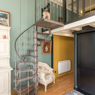 Cette image montre un escalier sans contremarche hélicoïdal bohème avec des marches en métal et un garde-corps en métal.