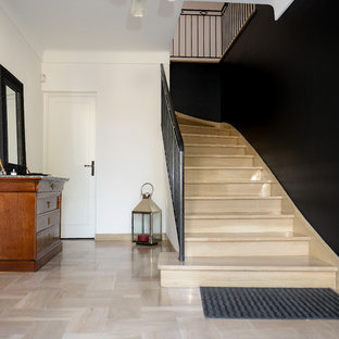 Exemple d'un escalier chic en L de taille moyenne avec des marches en bois.