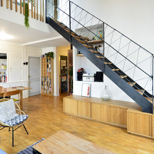 Cette photo montre un escalier sans contremarche droit scandinave avec des marches en bois et un garde-corps en métal.