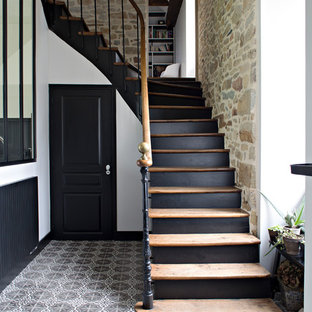 Idée de décoration pour un escalier tradition en L avec des marches en bois, des contremarches en bois peint, un garde-corps en matériaux mixtes et palier.
