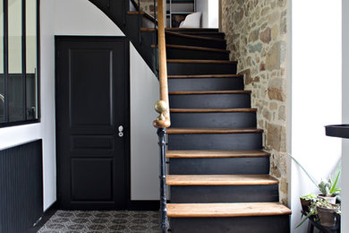 Diseño de escalera en L tradicional renovada con escalones de madera, contrahuellas de madera pintada y barandilla de varios materiales