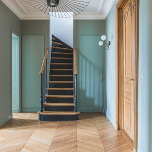 Idées déco pour un escalier courbe classique avec des marches en bois, des contremarches en bois et un garde-corps en bois.