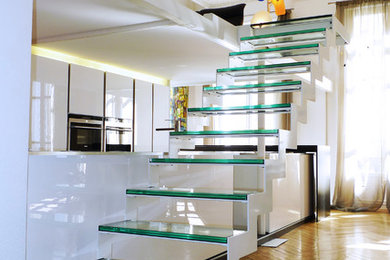 Inspiration pour un escalier droit design avec des marches en verre et des contremarches en verre.