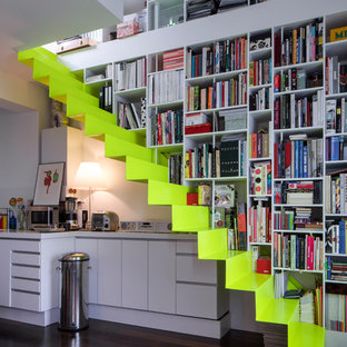 Idée de décoration pour un escalier flottant design de taille moyenne avec des marches en acrylique.