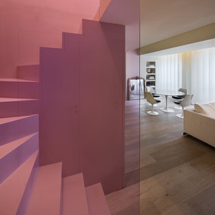 Cette photo montre un escalier courbe tendance de taille moyenne.