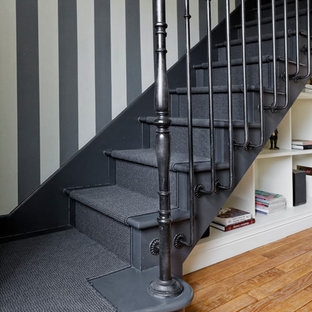 Cette image montre un escalier droit traditionnel avec des marches en bois peint, des contremarches en bois peint et des rangements.