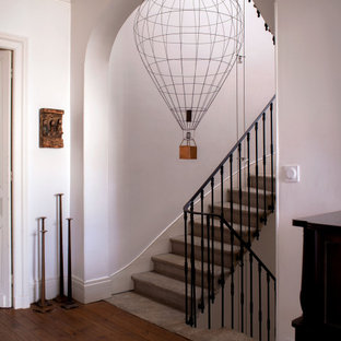 Cette image montre un escalier bohème.