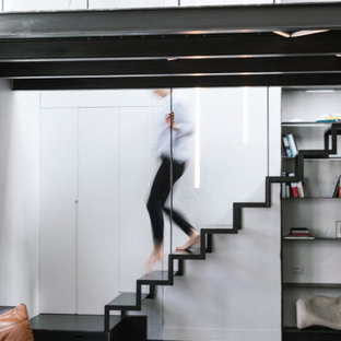 Aménagement d'un escalier sans contremarche droit industriel avec des marches en métal.