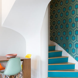 Inspiration pour un escalier courbe vintage avec des marches en bois et des contremarches en bois peint.
