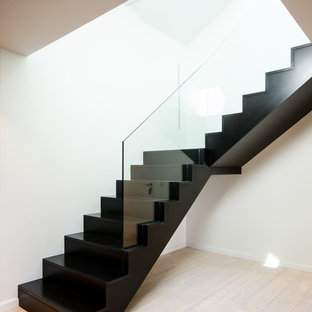 Exemple d'un escalier tendance en L avec des marches en bois peint et des contremarches en bois peint.