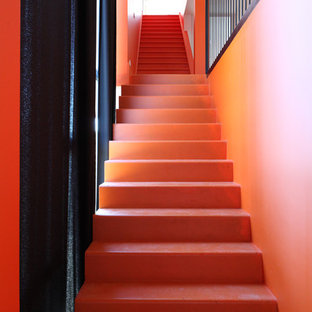 Réalisation d'un grand escalier droit design avec des marches en béton.