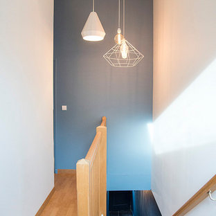 Idee per una scala a rampa dritta moderna di medie dimensioni con pedata in legno, alzata in legno e parapetto in legno