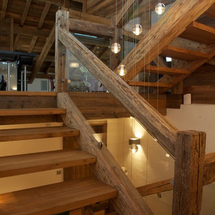 Cette image montre un grand escalier sans contremarche chalet en U avec des marches en bois.