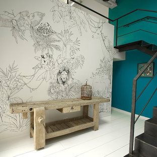 Cette image montre un escalier urbain en L de taille moyenne avec des marches en métal et des contremarches en métal.