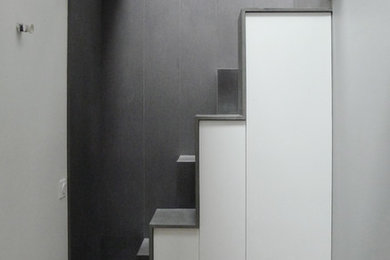 Cette image montre un petit escalier droit design avec des marches en acrylique.