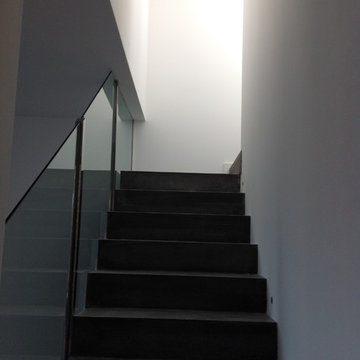 Conception d'un escalier béton avec garde-corps en verre