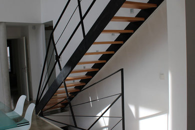 ストラスブールにあるコンテンポラリースタイルのおしゃれな階段の写真